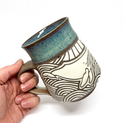 Tasse baleine à bosse sculptée