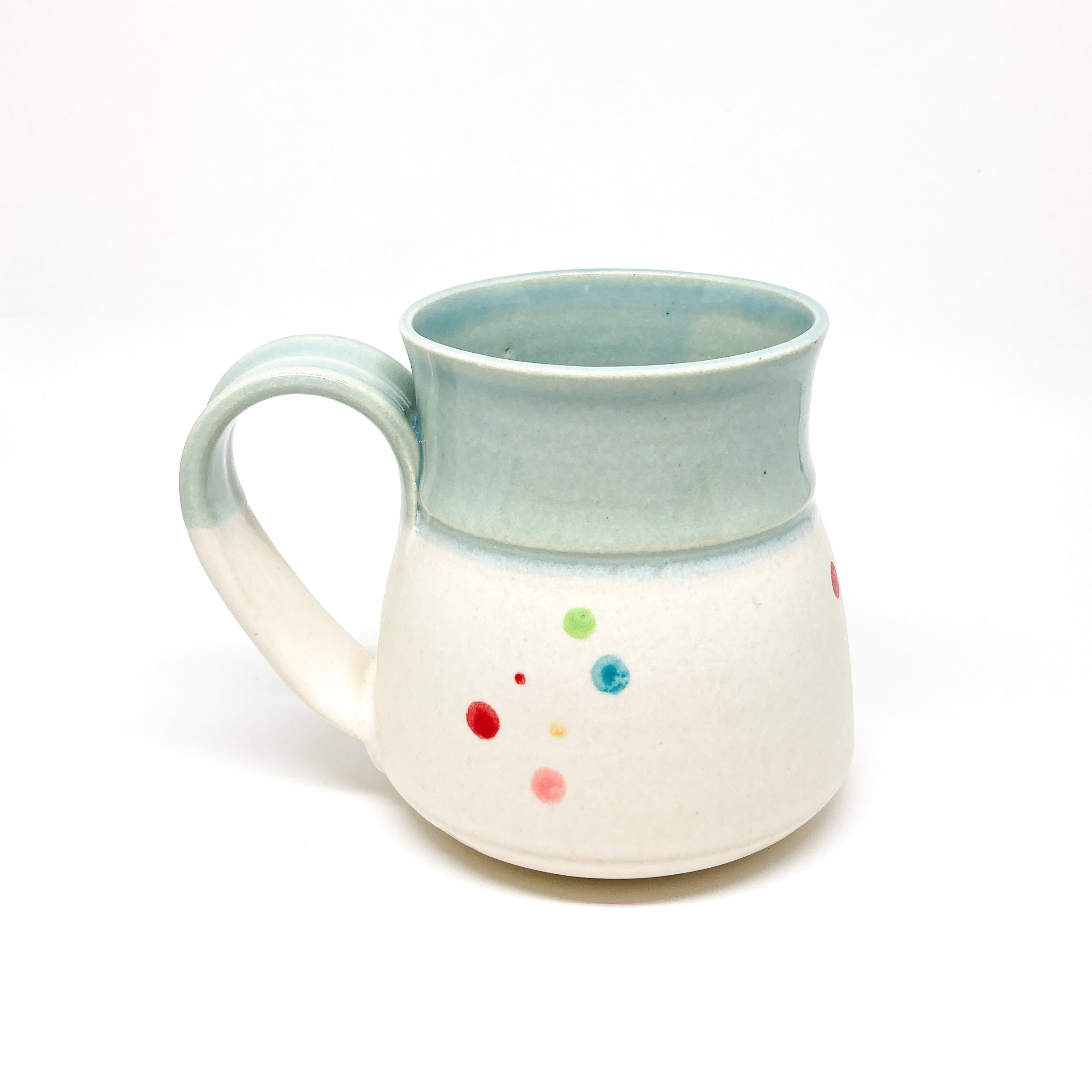 Mug à points et coups de pinceau