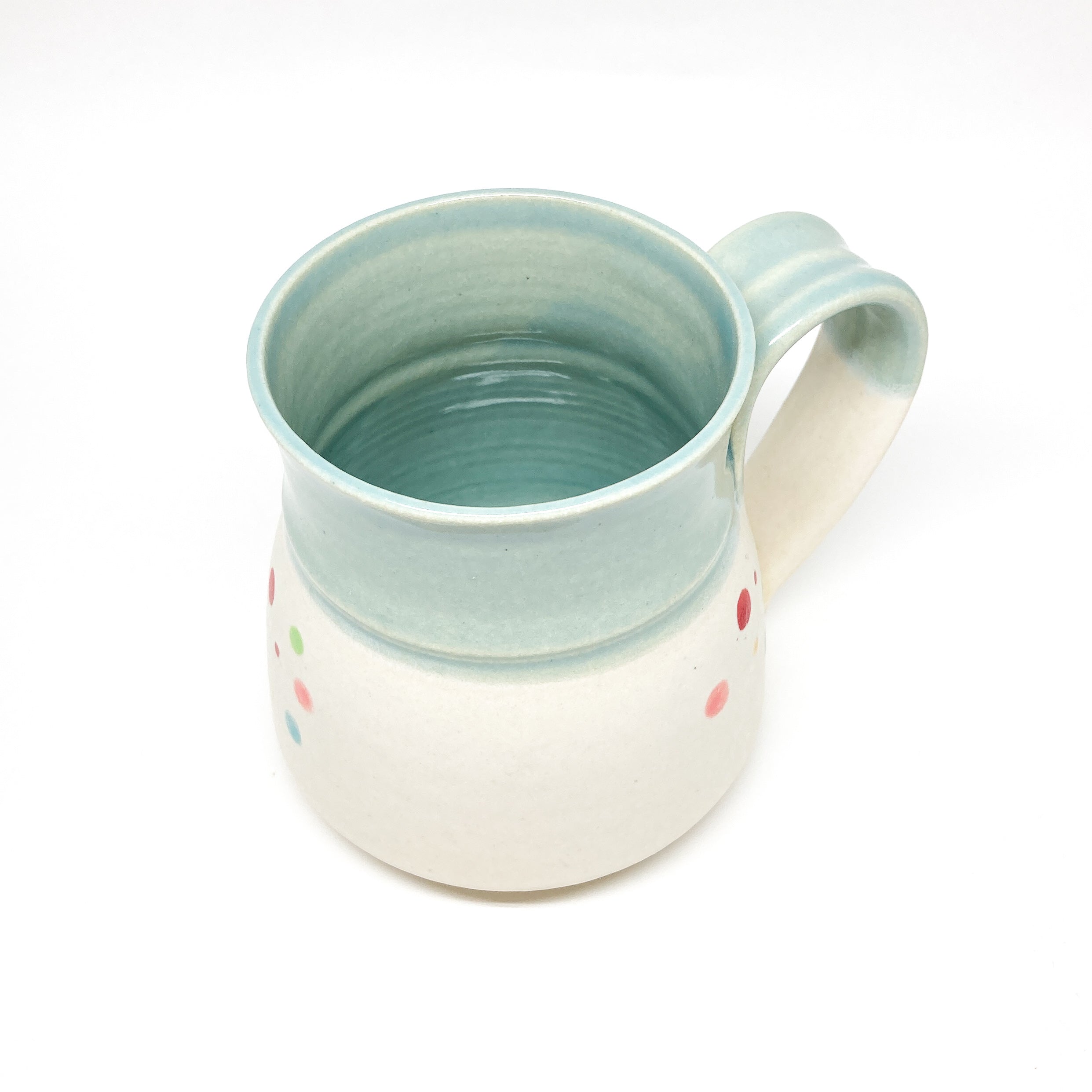 Mug à points et coups de pinceau
