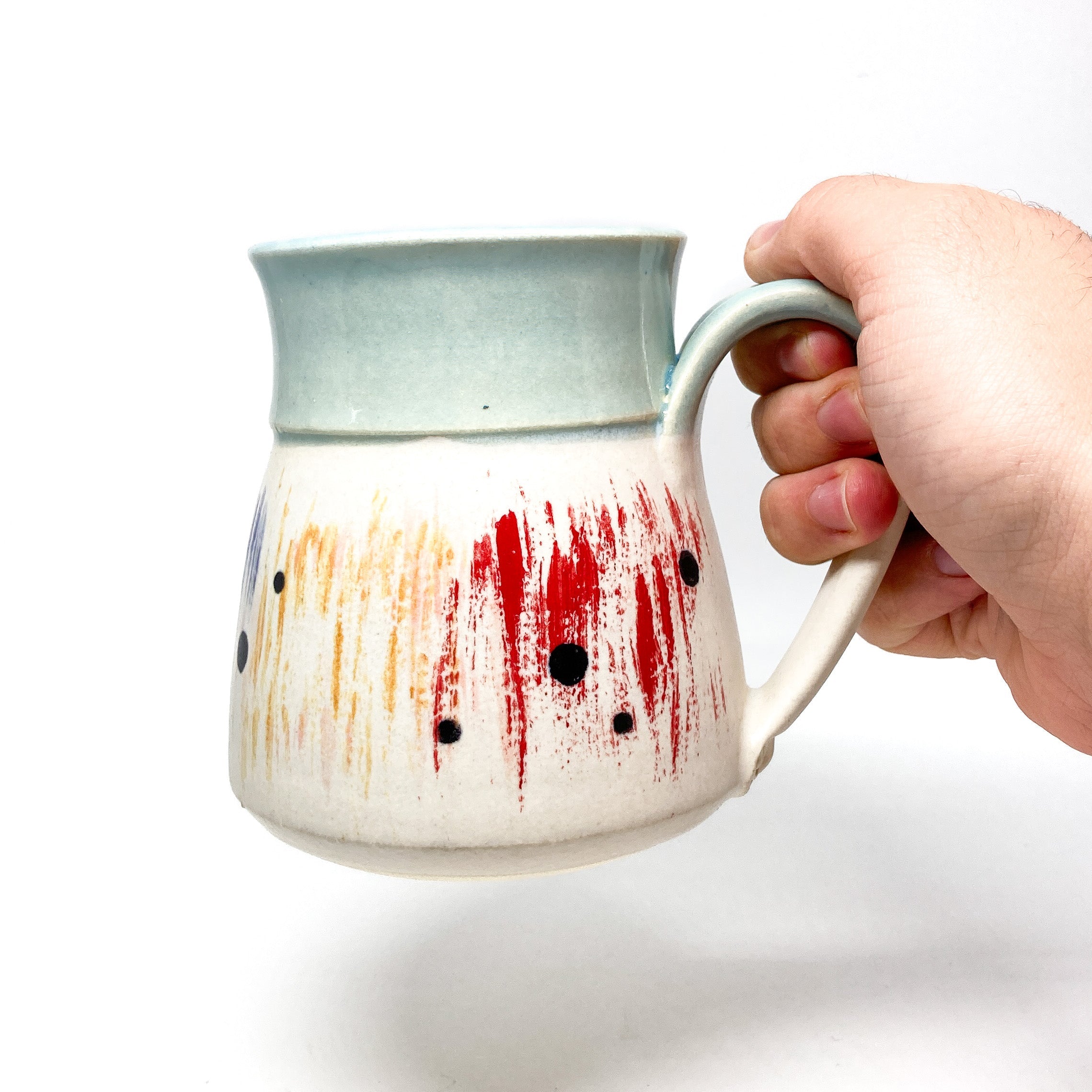 Mug à points et coups de pinceau