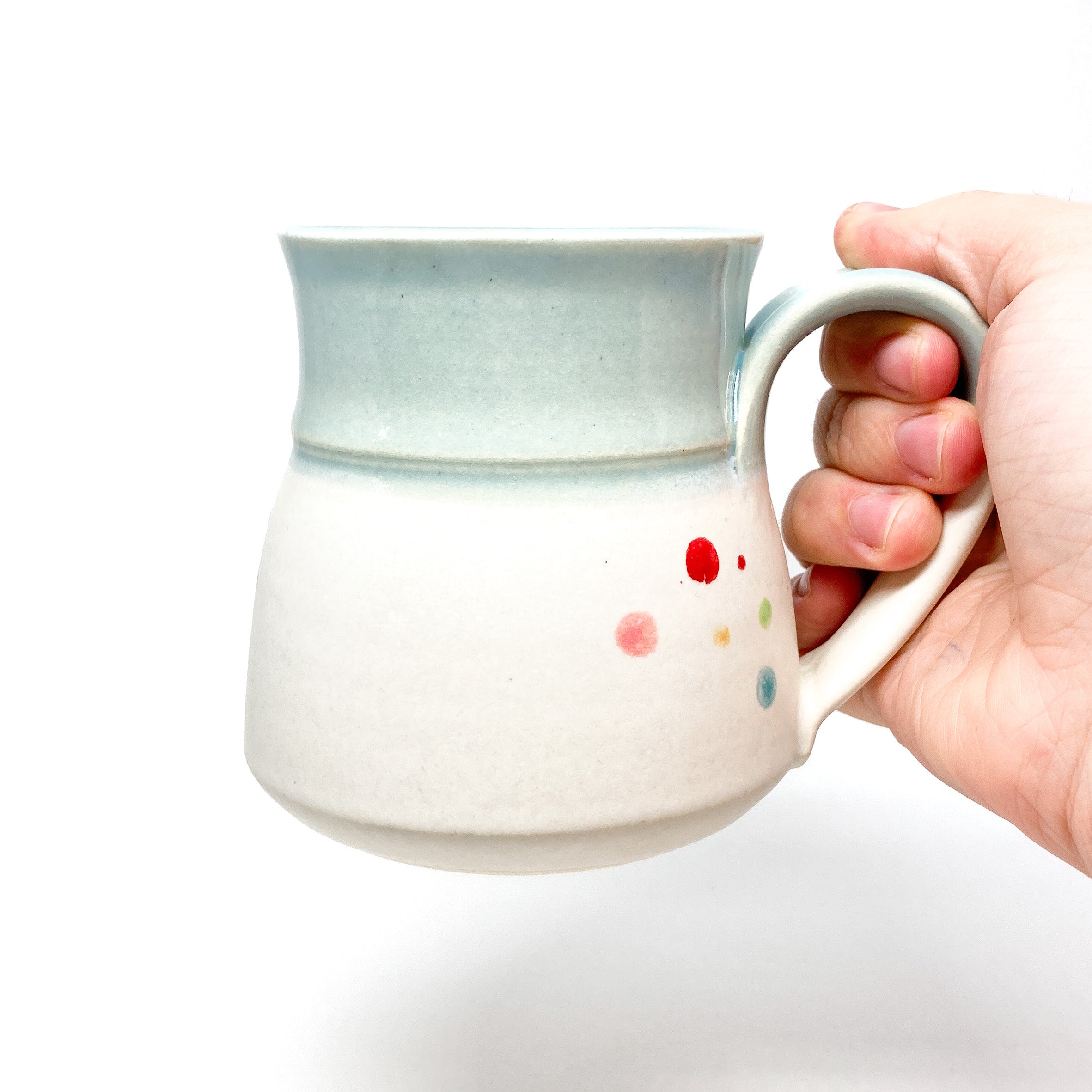 Mug à points et coups de pinceau