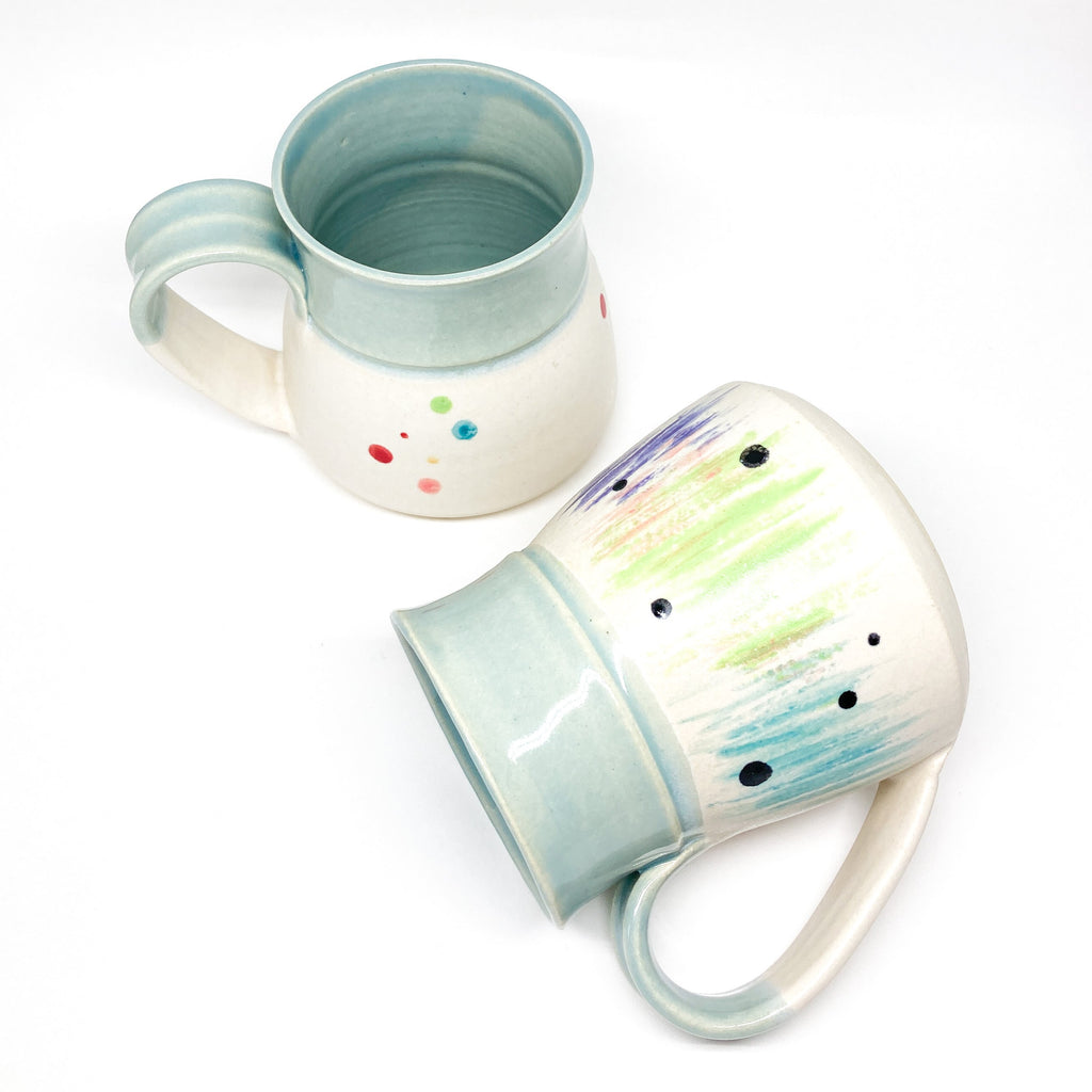 Mug à points et coups de pinceau