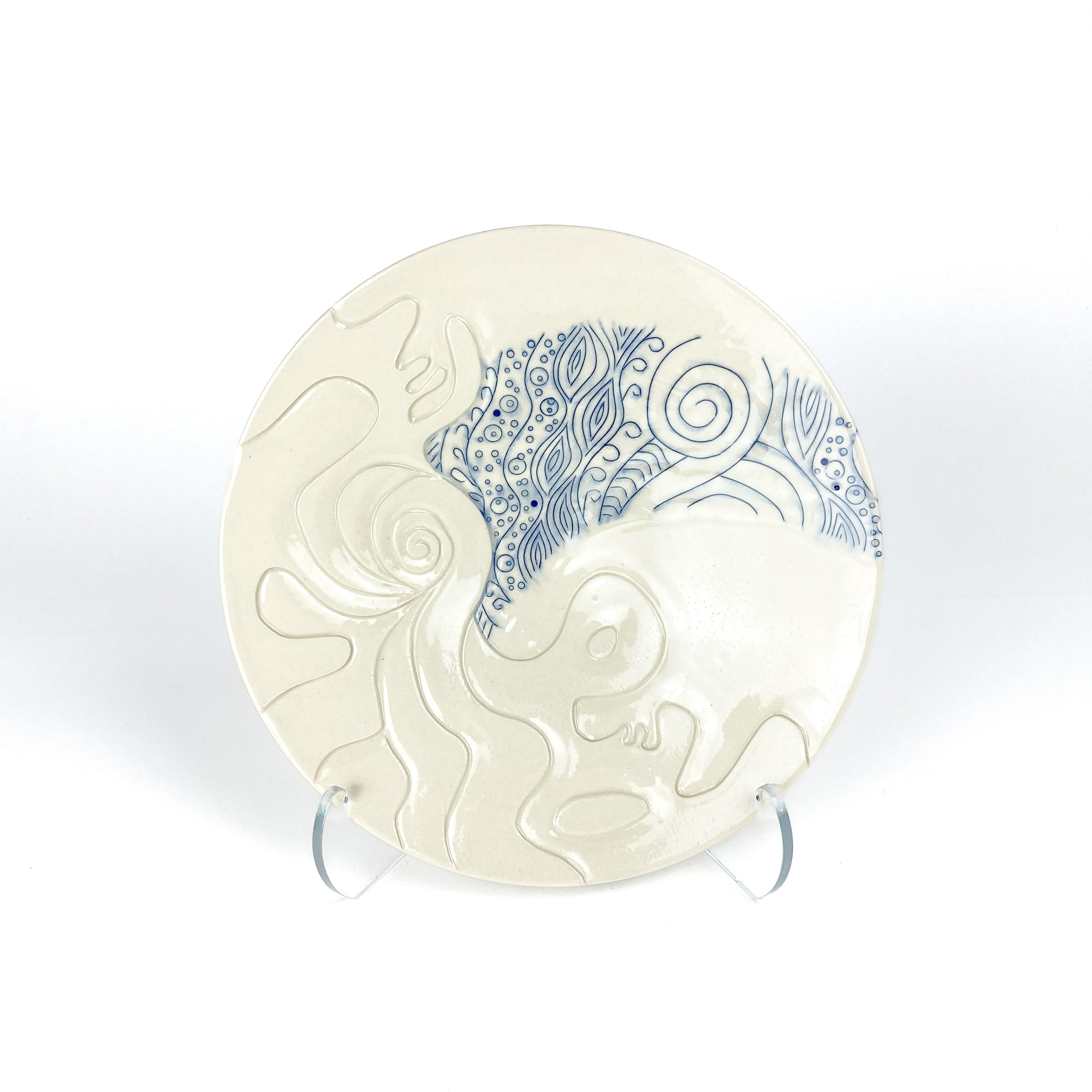 Grande assiette sculptée bleue et blanche
