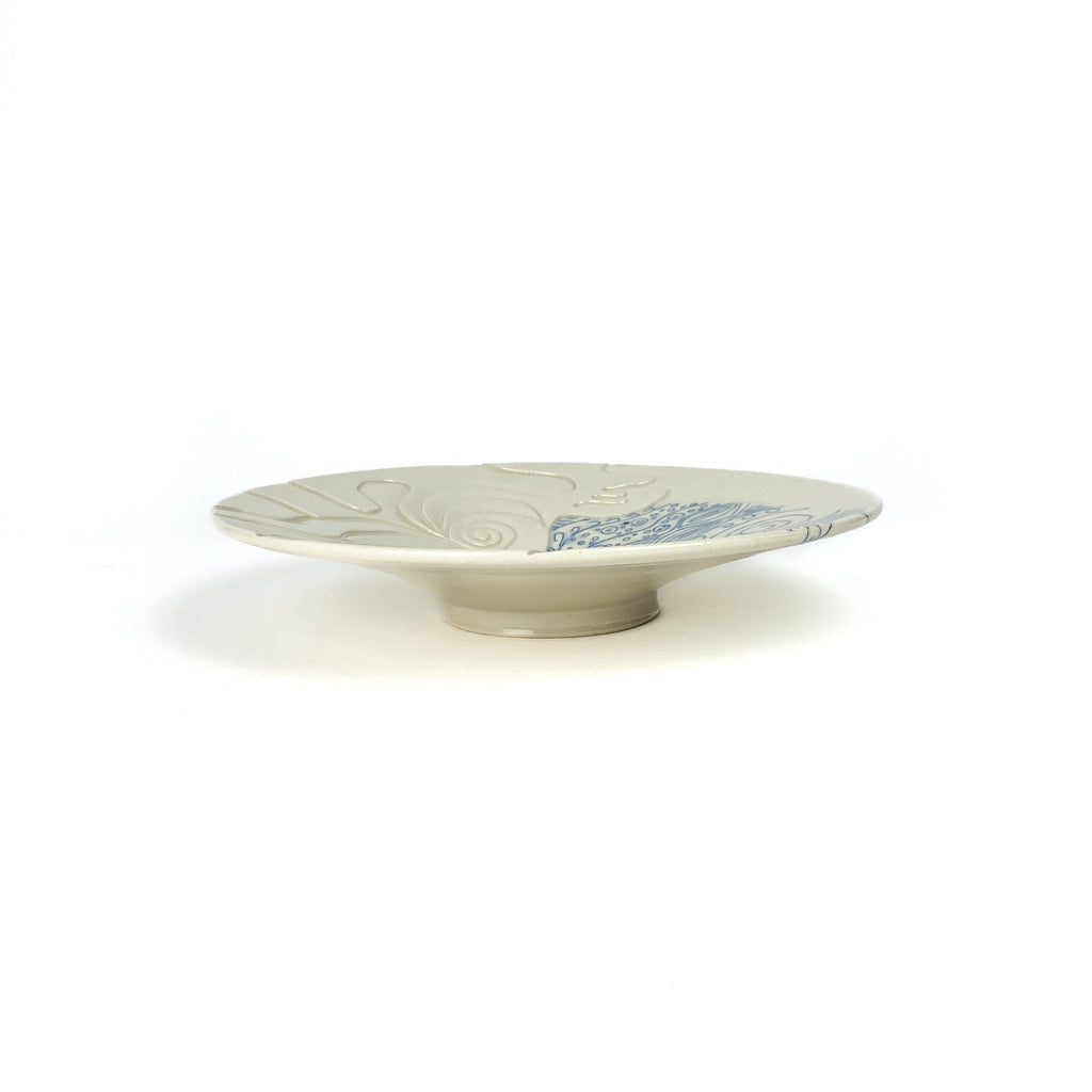 Grande assiette sculptée bleue et blanche