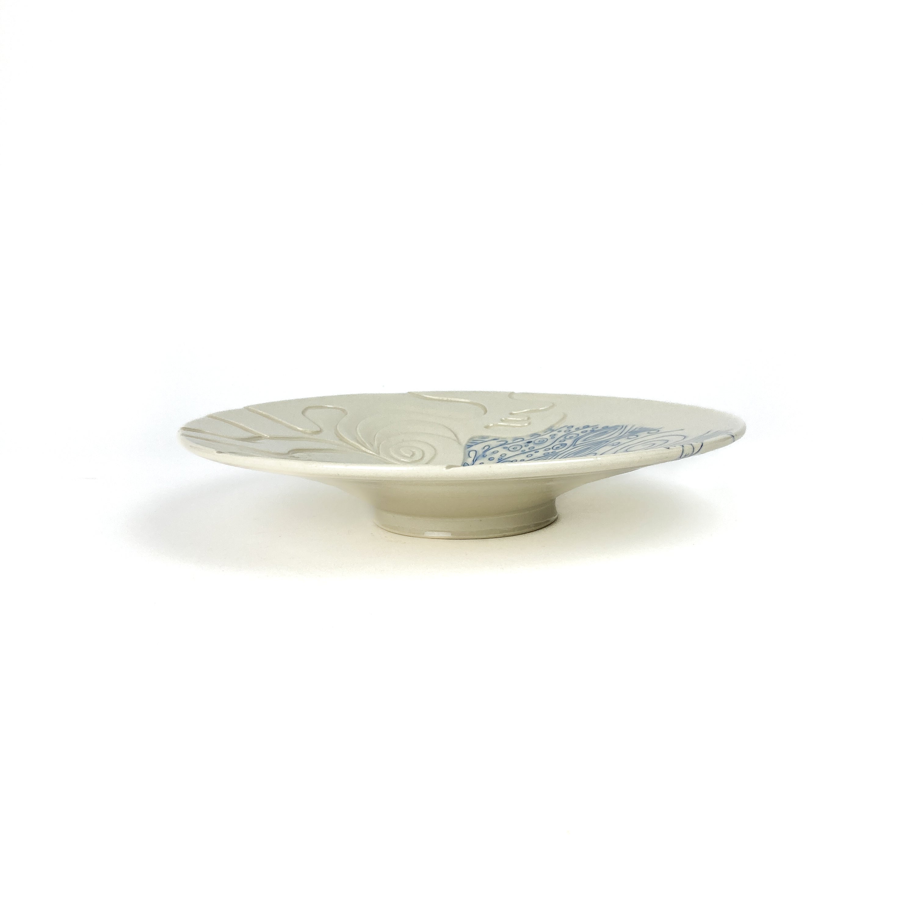 Grande assiette sculptée bleue et blanche