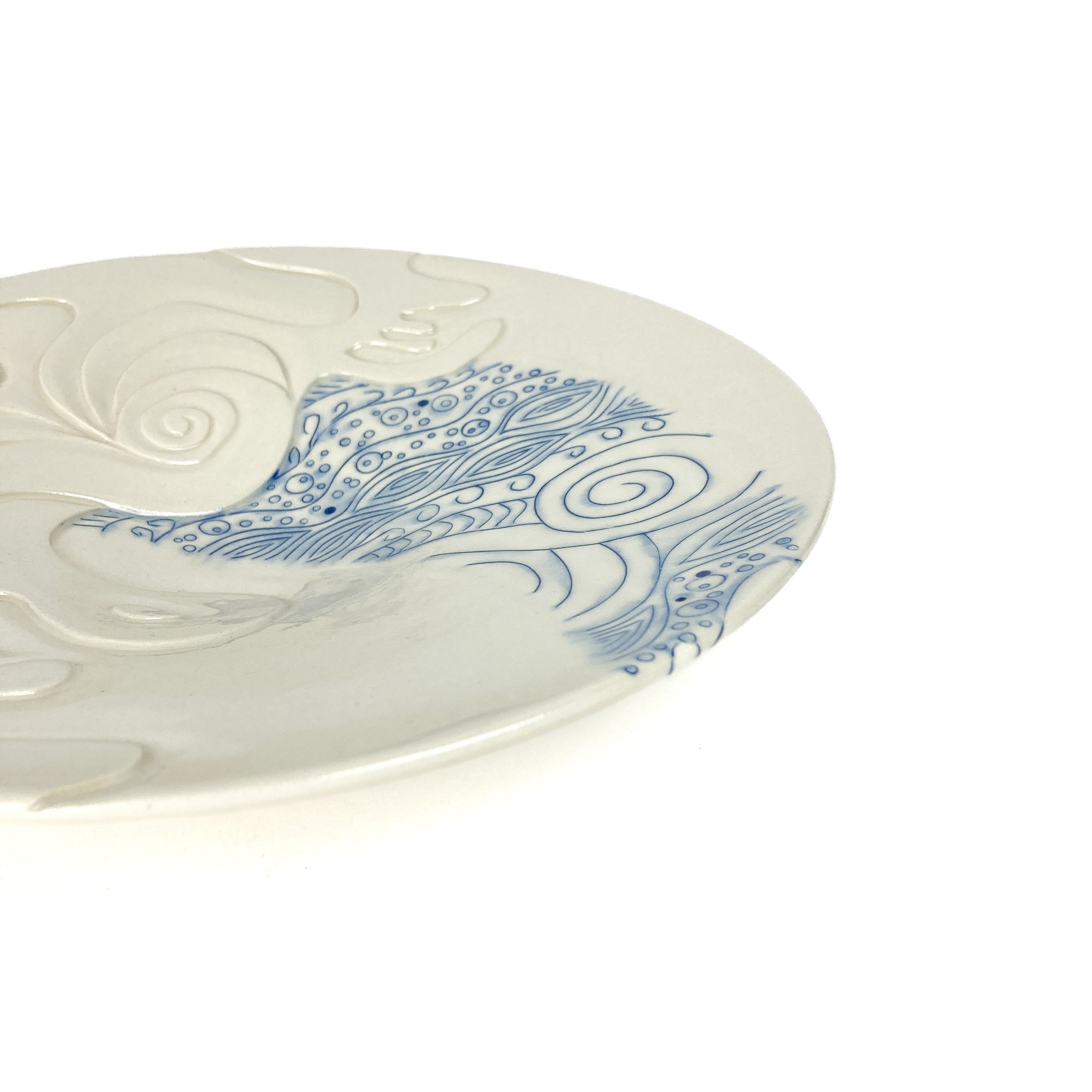 Grande assiette sculptée bleue et blanche