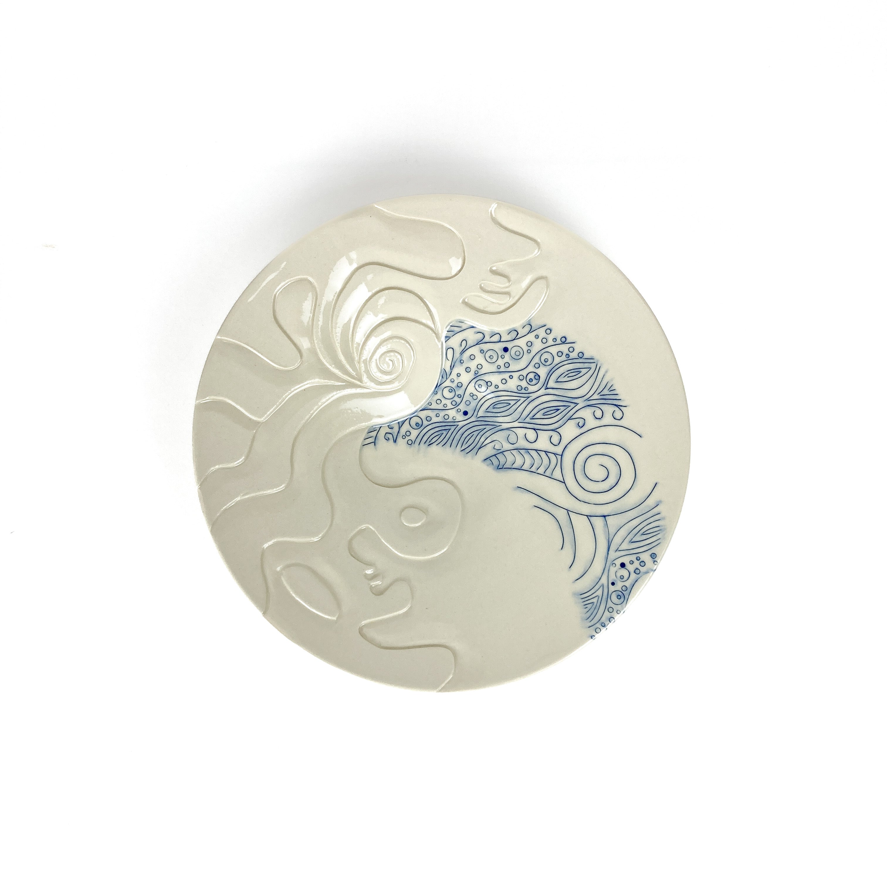 Grande assiette sculptée bleue et blanche