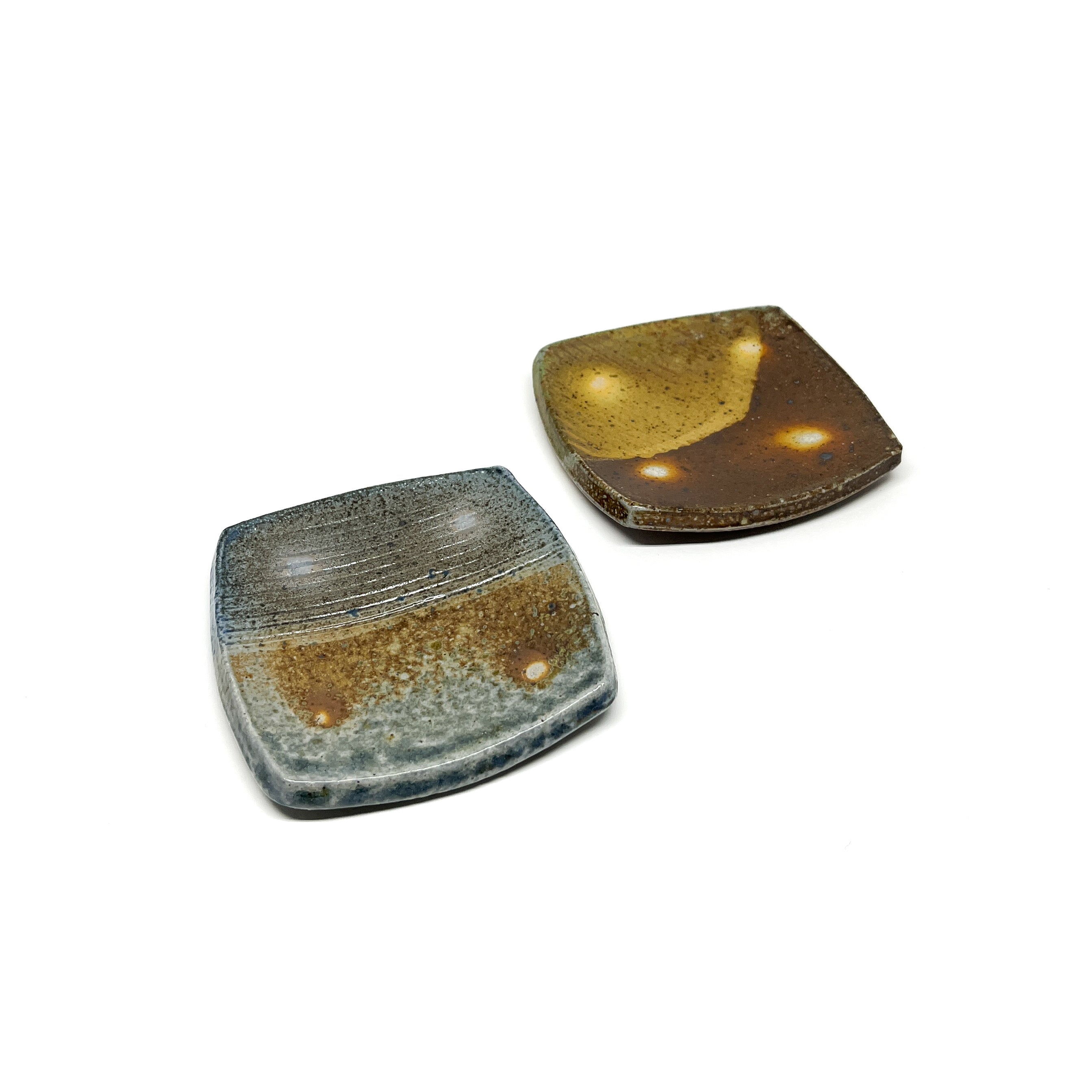 Assiette carrée, petite, sel et cuisson au feu de bois