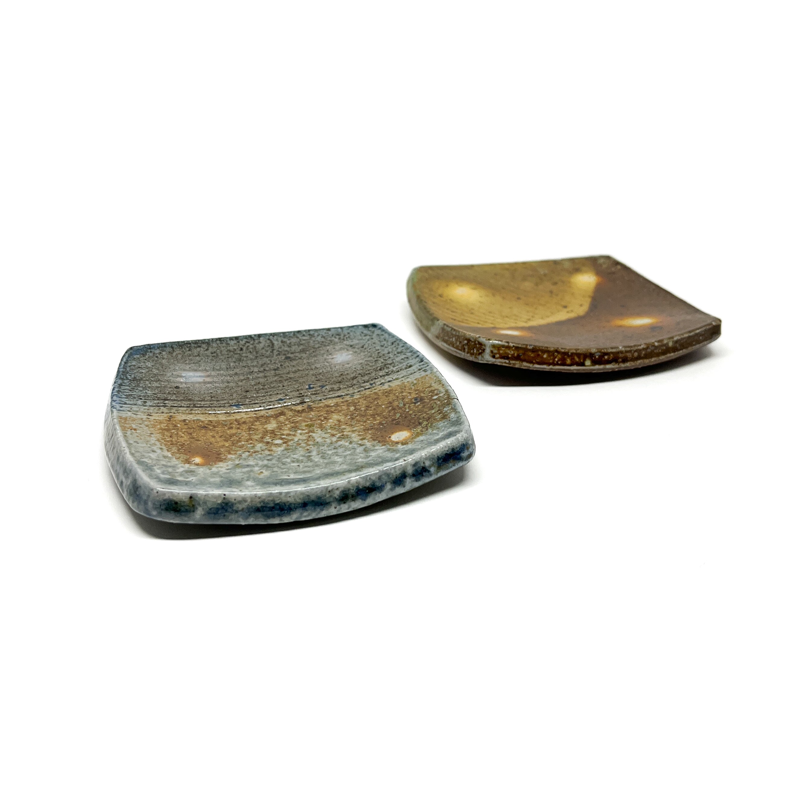 Assiette carrée, petite, sel et cuisson au feu de bois