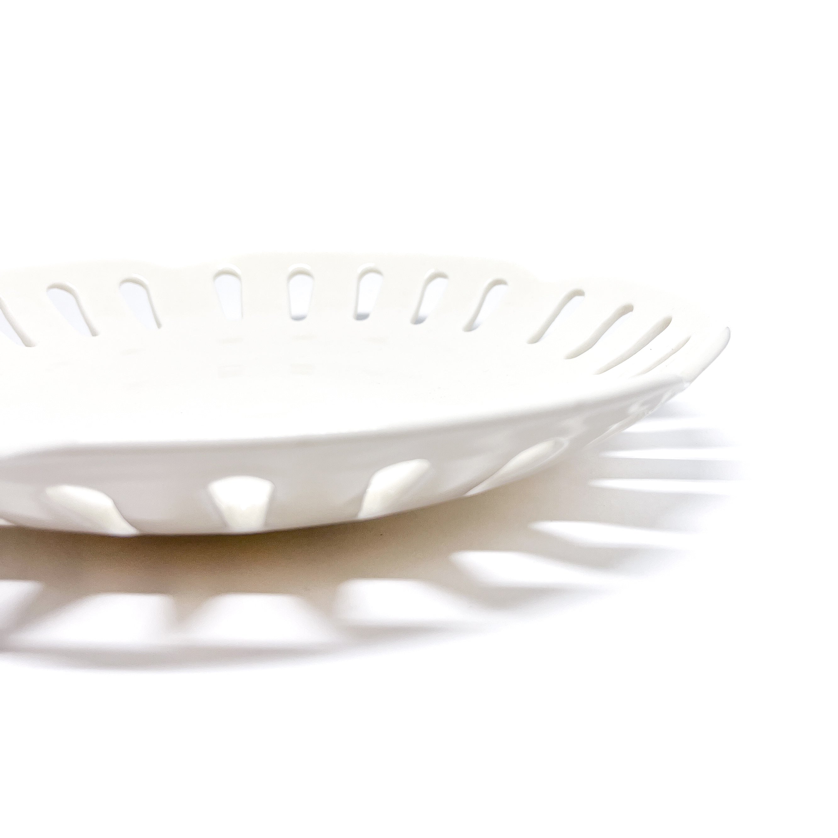 Assiette en porcelaine ajourée
