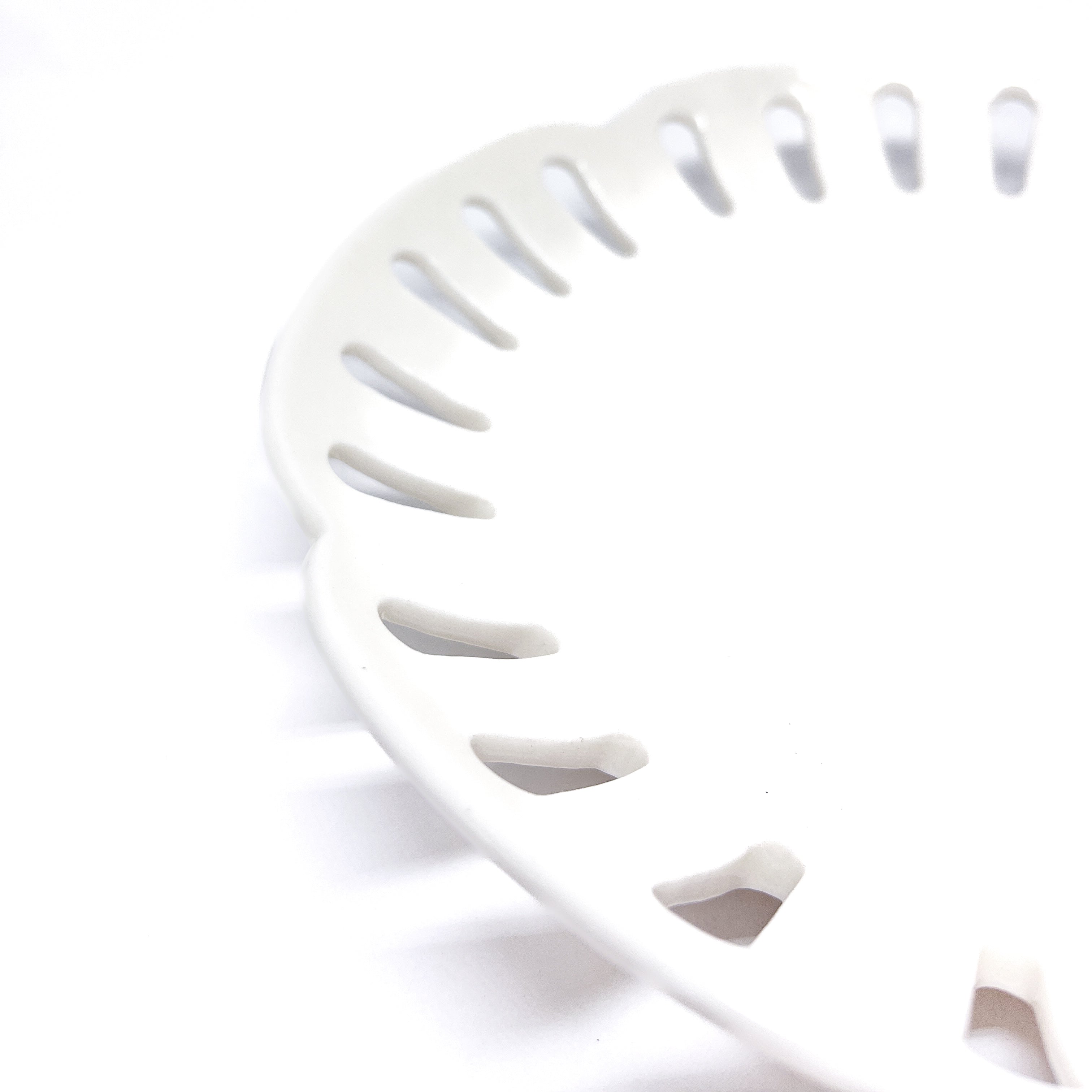 Assiette en porcelaine ajourée