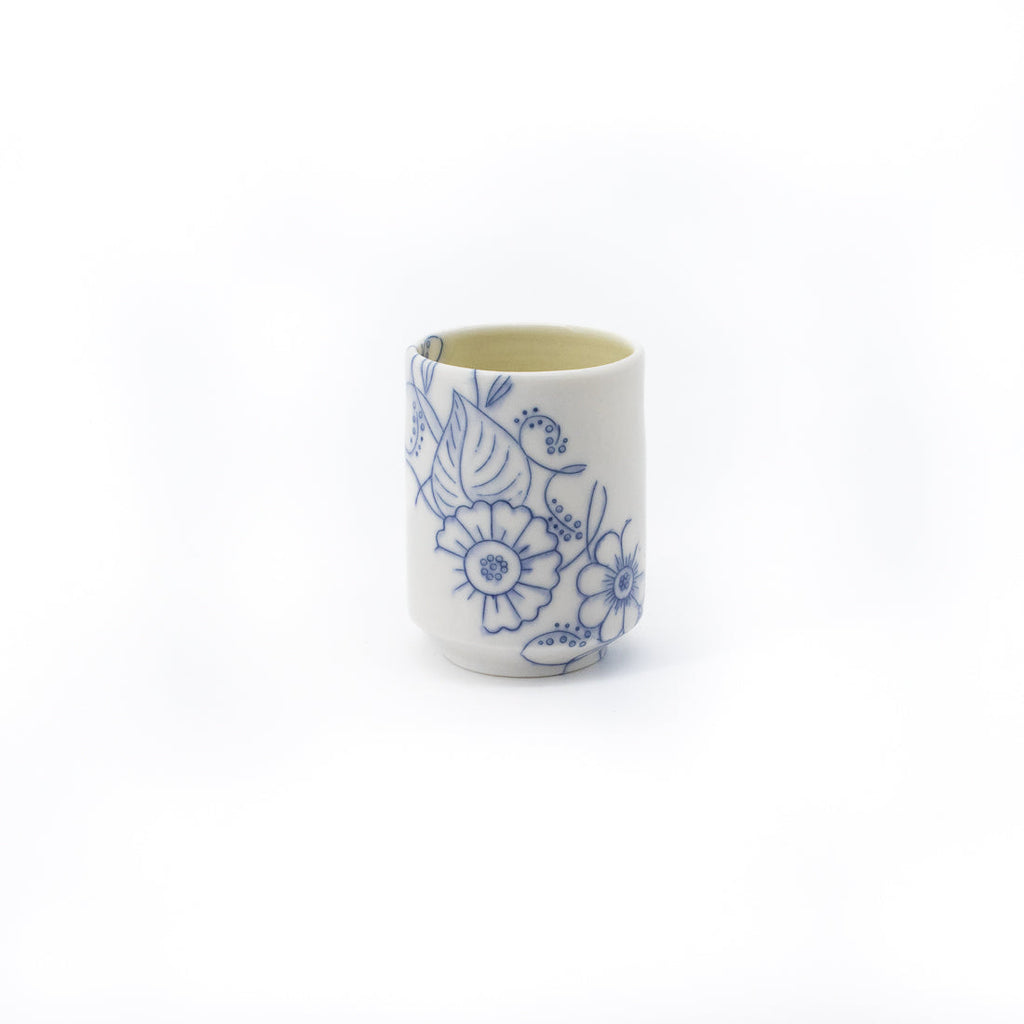 Tasse bleue et blanche