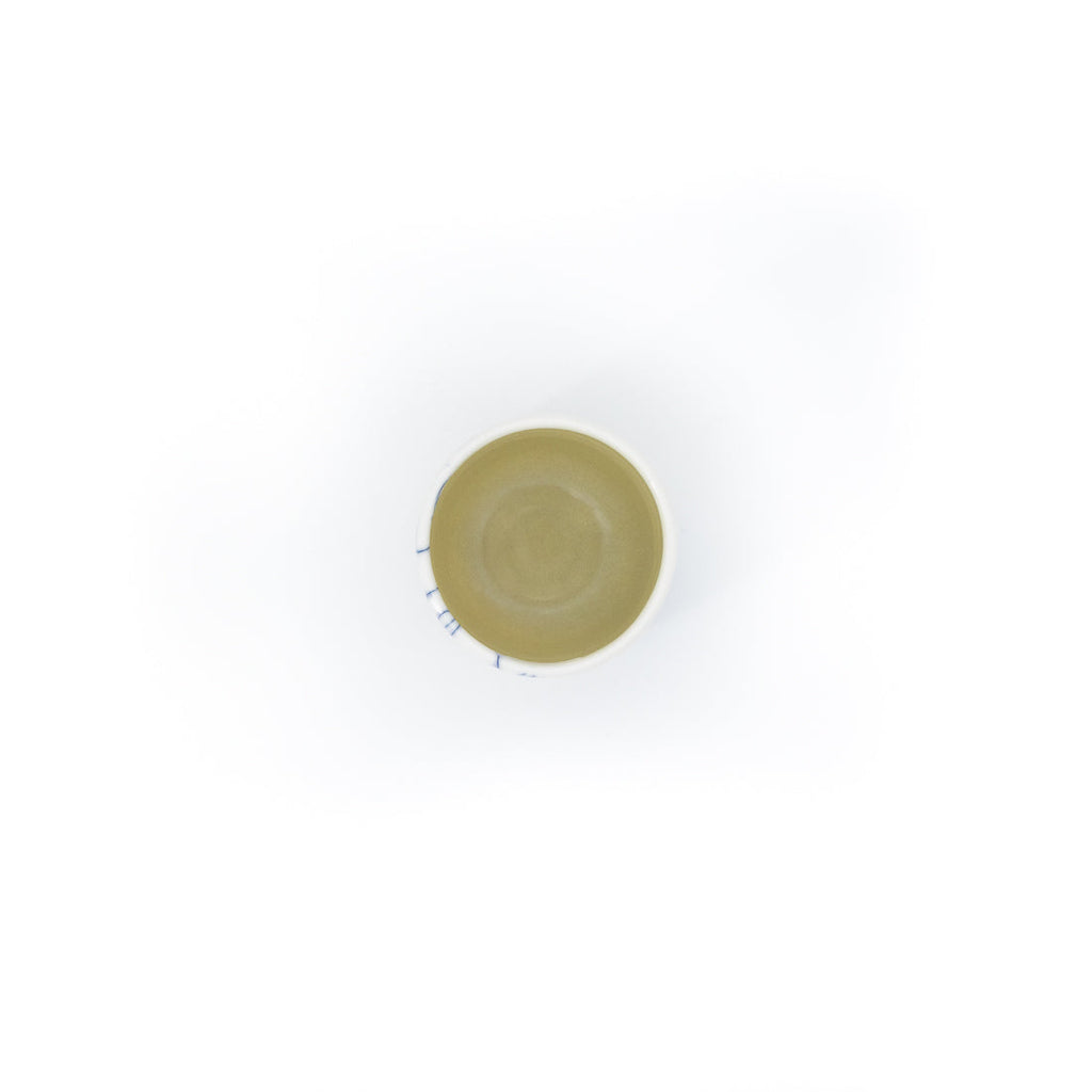 Tasse bleue et blanche