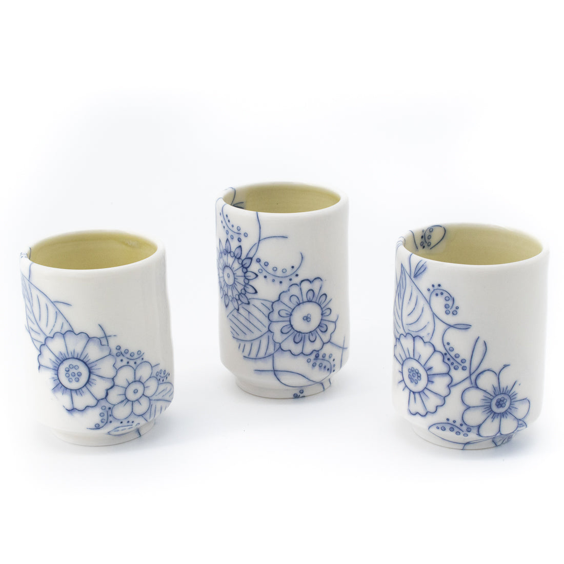 Tasse bleue et blanche