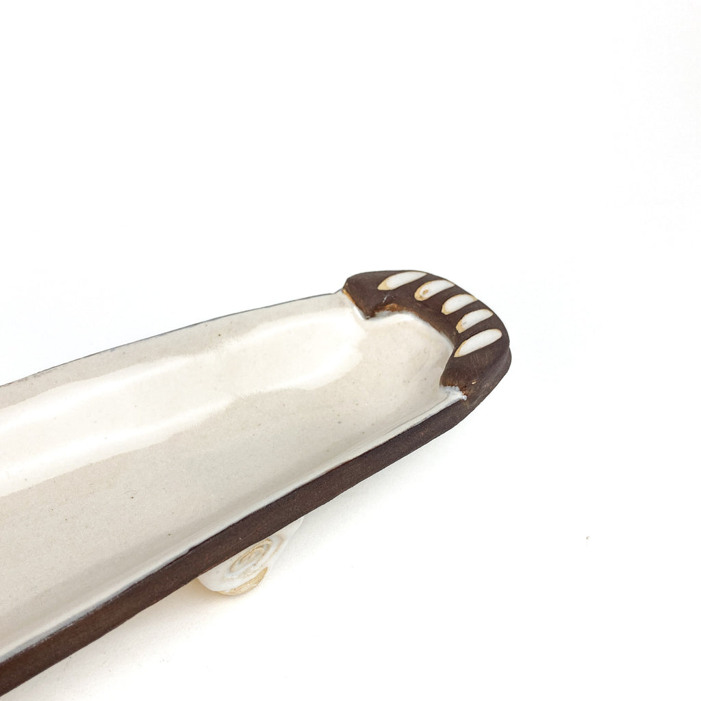 Plat à olives marron et blanc